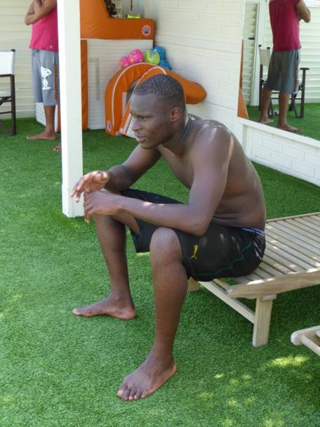 Il calciatore senegalese Babacar si rilassa in vacanza a Milano Marittima (Olycom)